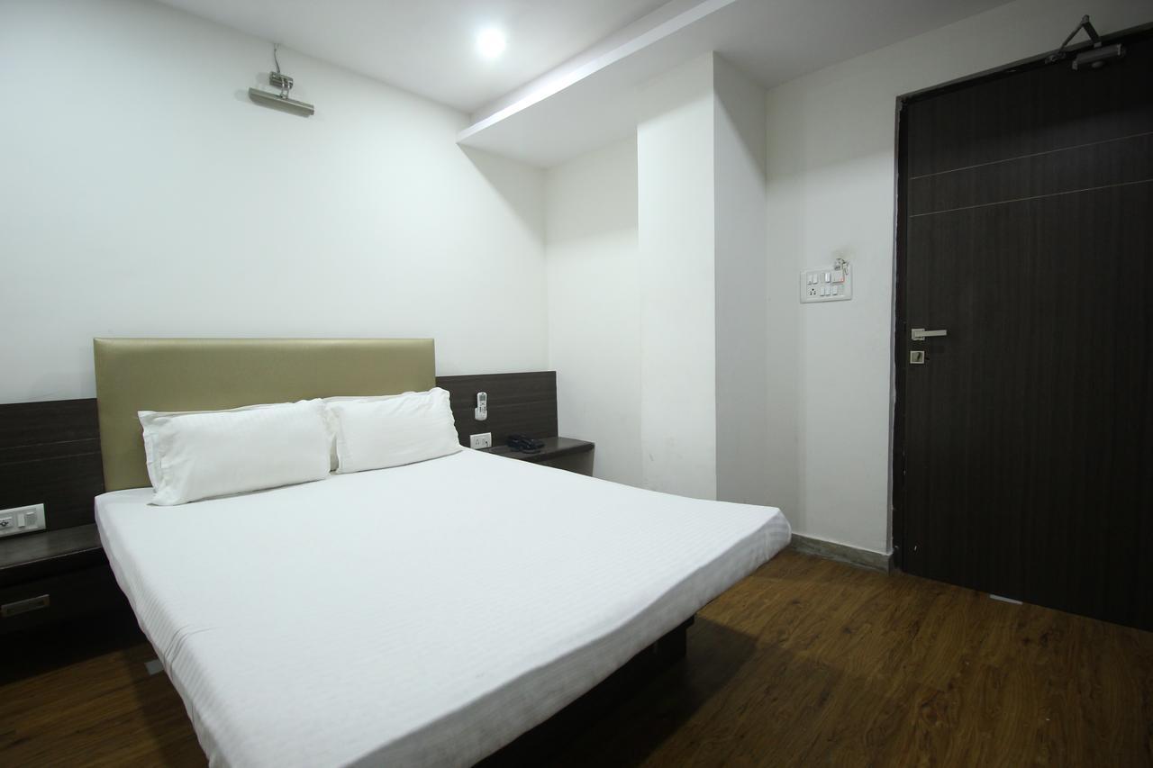 New Rajdhani Hotel Vadodara Exterior foto